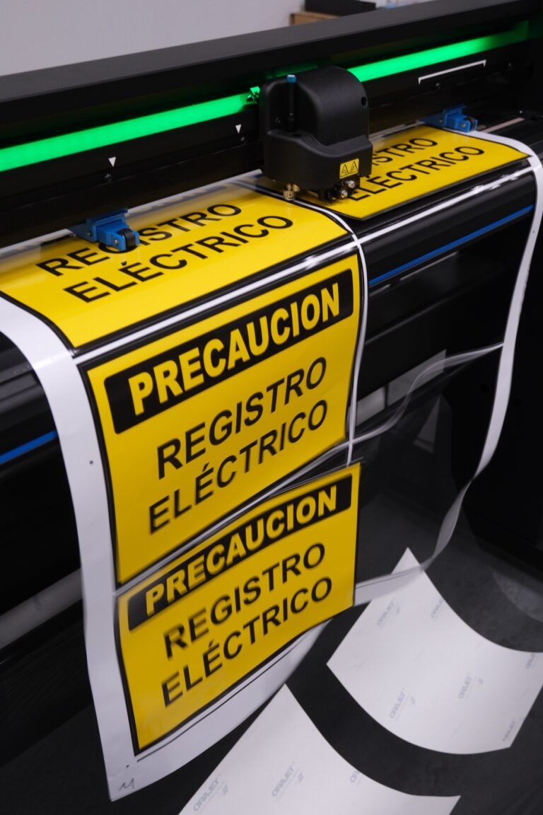 Corte CNC: precisión para fabricar señalización, exhibidores y proyectos a la medida