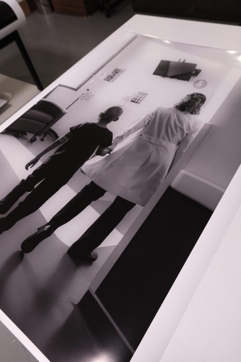 Impresión Fine Art en blanco y negro de gran formato revisada en la mesa de LAF